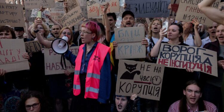 UKRAYNA | Binlerce kişi yolsuzluk yasasına karşı sokaklara döküldü