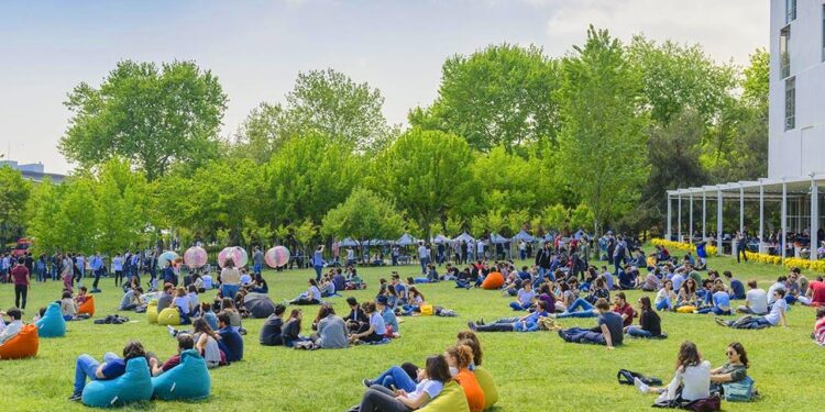 Üniversiteli Tercihini Değiştiriyor: Bu 17 Yeni Bölüm Patlayacak