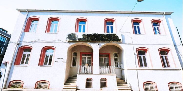 Üsküdar Belediyesi, önceki dönemde Ensar Vakfı’na bedelsiz tahsis edilen binayı geri aldı