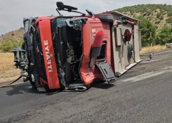 Yangına giden itfaiye aracı devrildi: 3 yaralı