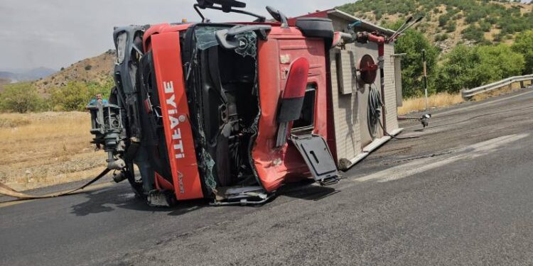 Yangına giden itfaiye aracı devrildi: 3 yaralı