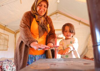 Yazın Ortasında Şaşırtan Görüntü! Gündüz Sıcaktan Kaçacak Yer Ararken Gece Donuyorlar