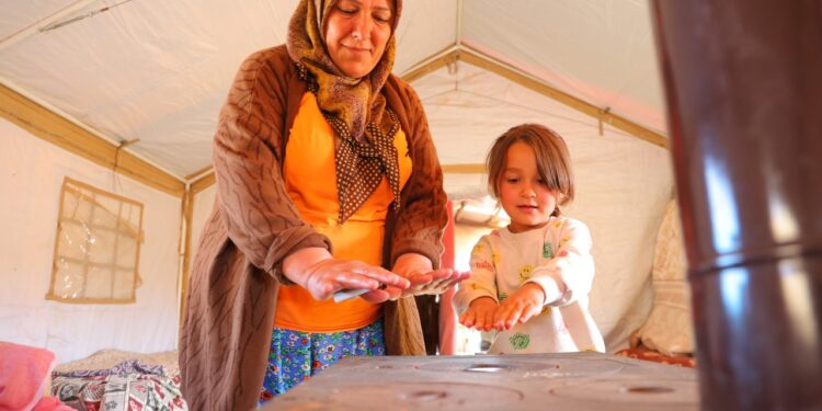 Yazın Ortasında Şaşırtan Görüntü! Gündüz Sıcaktan Kaçacak Yer Ararken Gece Donuyorlar