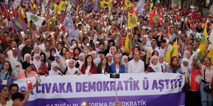 Amed’de Demokratik Toplum Yürüyüşü