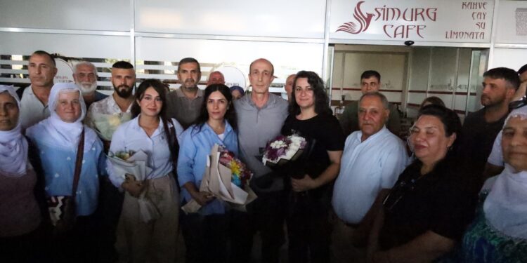 32 yıl sonra tahliye olan Akengin’e memleketinde karşılama