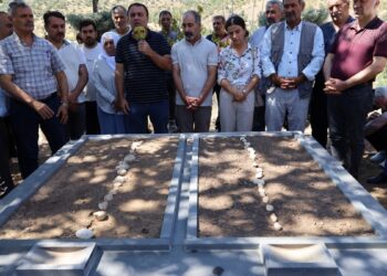 Önkol kardeşlerin mezar taşını yıkma girişimine tepki