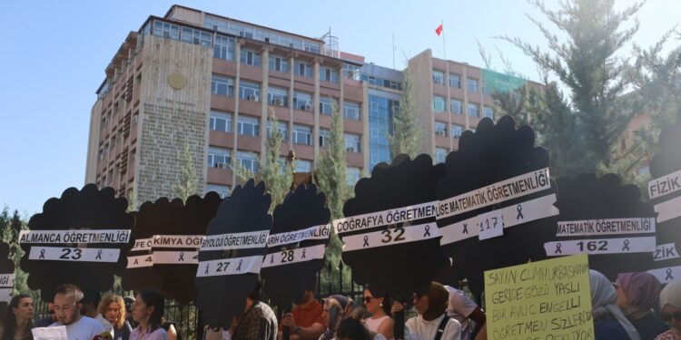 MEB önünde siyah çelenkli eylem