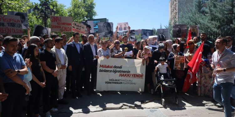 Öğretmenler MEB önünde: Mülakatlar soruşturulsun