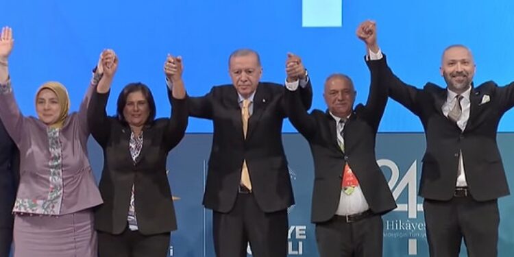 Özlem Çerçioğlu AKP’ye katıldı