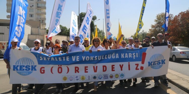 Kamu emekçileri iş bıraktı: Müzakere değil mücadele