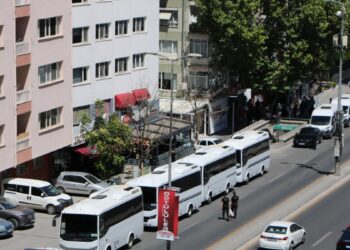 Saraya yürümek isteyen memurlara polis engeli