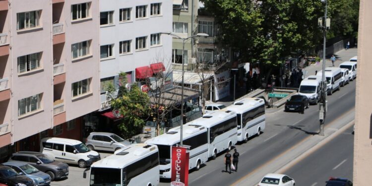 Saraya yürümek isteyen memurlara polis engeli