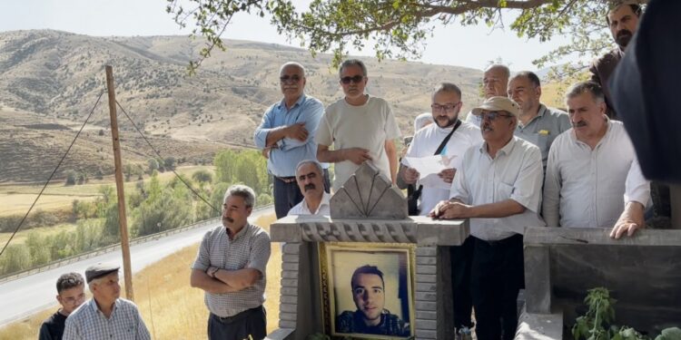 Zal mezarı başında anıldı: Barışa yoldaş olmaya hazırız