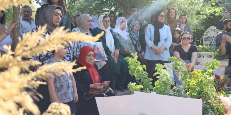 Gülistan Tara’nın mezarı başında anma:  Bizi güçlü tutan hakikat mücadeleleri