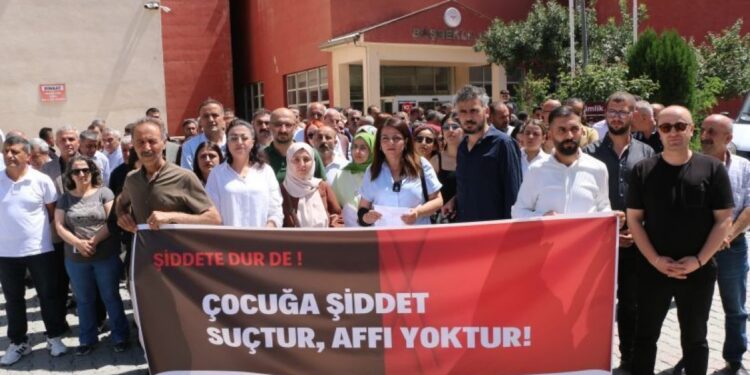 Uzman çavuşun şiddet uyguladığı çocuk ziyaret edildi