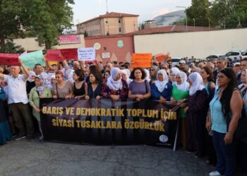 DEM Parti Bakırköy Cezaevi önünde: İnsan haklarına saygılı reform süreci başlatılmalıdır