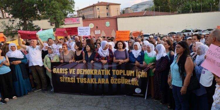 DEM Parti Bakırköy Cezaevi önünde: İnsan haklarına saygılı reform süreci başlatılmalıdır