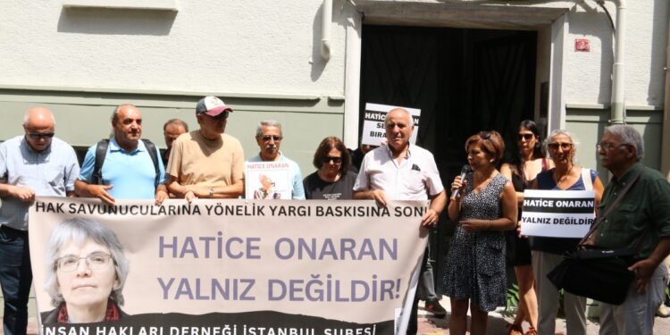 Tutsak Hatice Onaran’a para gönderme eylemi