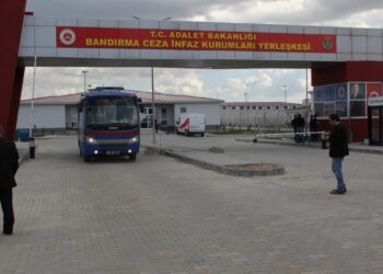 İki tutsağa ‘su bidonundan halter yaptı’ cezası