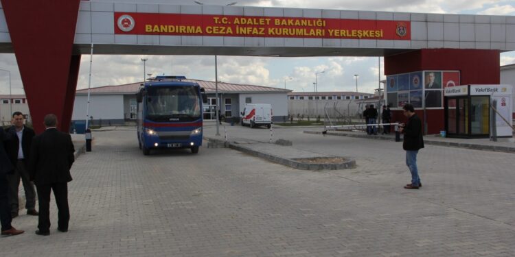 İki tutsağa ‘su bidonundan halter yaptı’ cezası