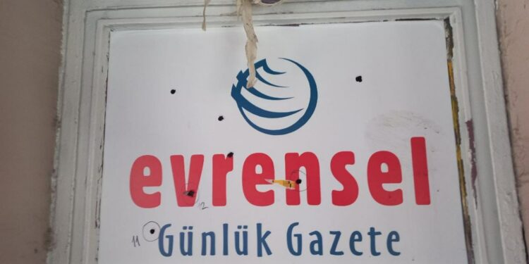İzmir’de Evrensel Gazetesi bürosu kurşunlandı