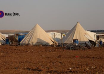 Gündüz tarlada, akşam çadırda çalışıyorlar