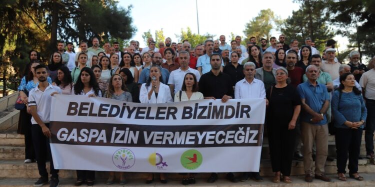 Mêrdîn’de kayyımın taşınmazları satılığa çıkarması protesto edildi