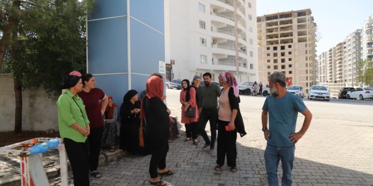 Mahalle sakinleri yüksek elektrik faturalarına tepki gösterdi