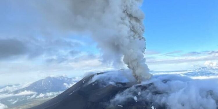 Deprem tetikledi: Yanardağ 450 yıl sonra aktifleşti