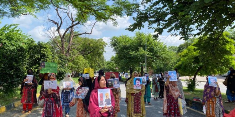 Beluc kadınlar kayıplar için yürüdü