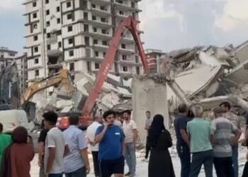 Mereş’te yıkılan bina çöktü: Operatör yaşamını yitirdi