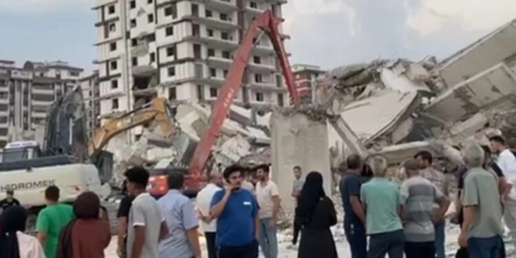Mereş’te yıkılan bina çöktü: Operatör yaşamını yitirdi