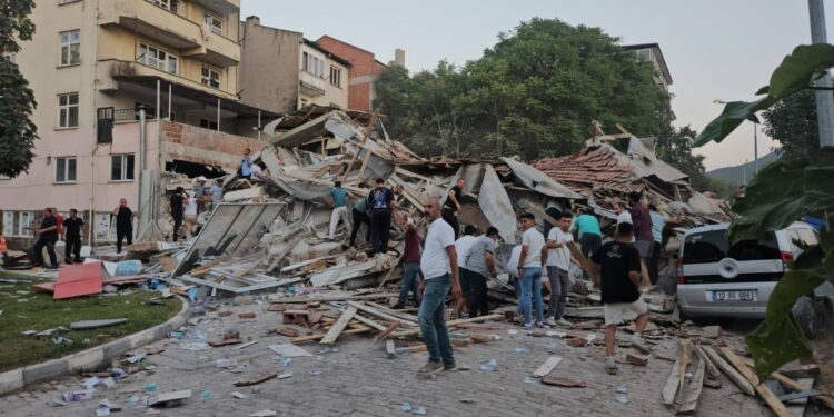 Balıkesir’de 6.1 ve 4 büyüklüğünde deprem: Bazı binalar yıkıldı