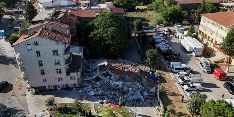 6.1 büyüklüğündeki depremin ardından 879 artçı sarsıntı kaydedildi