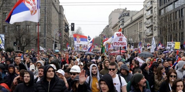 Sırbistan’da protestolar: 60 sivil ve 16 polis yaralandı