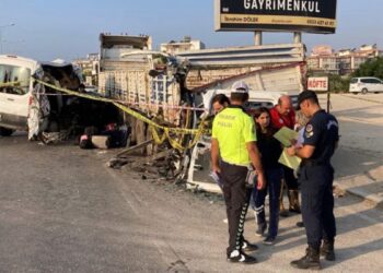Öğrencileri taşıyan minibüs TIR’a çarptı: 2 ölü, 10 yaralı