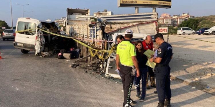 Öğrencileri taşıyan minibüs TIR’a çarptı: 2 ölü, 10 yaralı