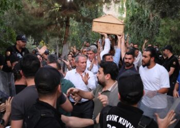Polis engelini tanımayan kitle, Ferhat Tünç’ü memleketinde toprağa verdi