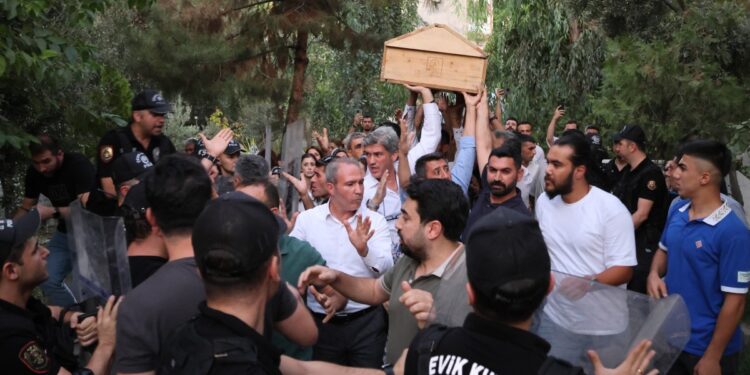 Polis engelini tanımayan kitle, Ferhat Tünç’ü memleketinde toprağa verdi