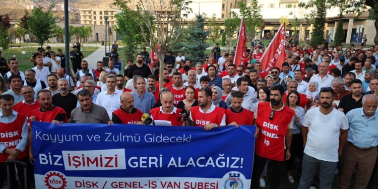 Kayyımın işten çıkardığı işçilerden AKP önünde açıklama