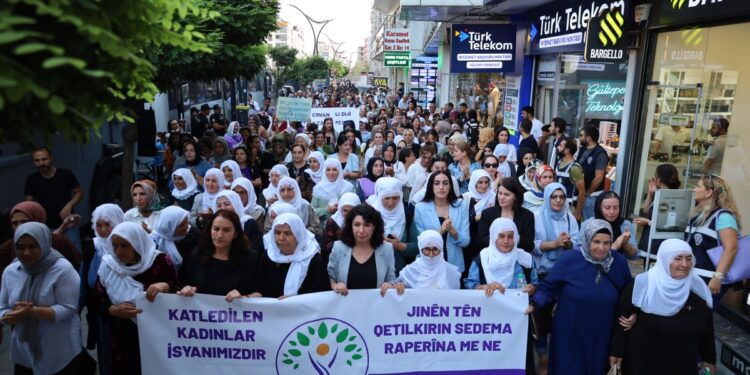 Kadınlar Wan’da yürüdü: Öz savunma temel hakkımız ve örgütlülüğümüzdür