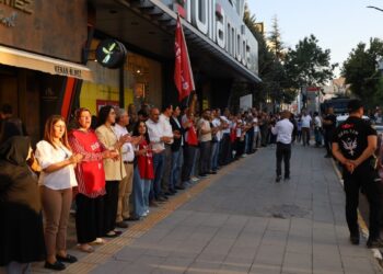 Wan’da 223 işçi için insan zinciri oluşturuldu