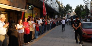 Wan’da 223 işçi için insan zinciri oluşturuldu