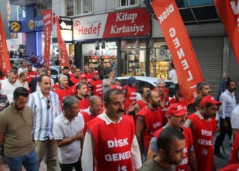 223 işçi işlerine geri dönmek için direnişte