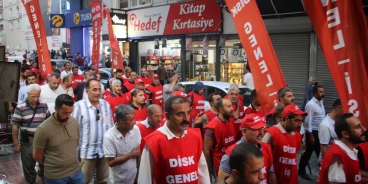 223 işçi işlerine geri dönmek için direnişte