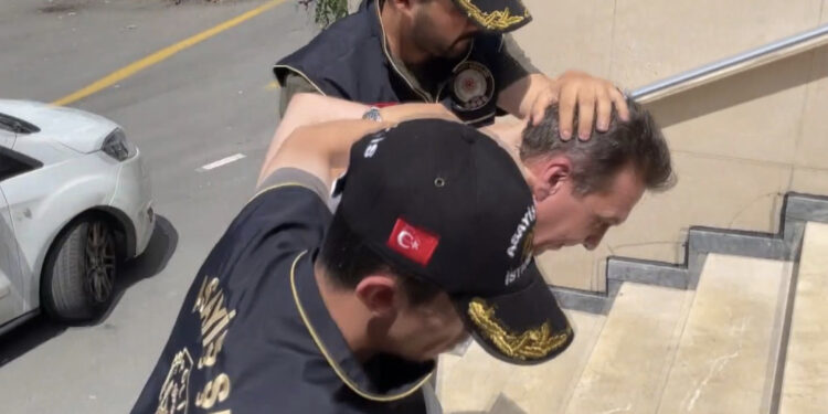 153 ayrı suçtan aranıyordu; 59 yıl kesinleşmiş hapis cezası bulunan firari hükümlü yakalandı!