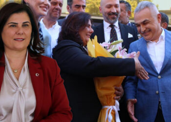 AKP'ye Geçen Özlem Çerçioğlu Yine 'Alnım Ak, Başım Dik' Dedi: 'Aydın'a Daha Çok Hizmet Edeceğim'