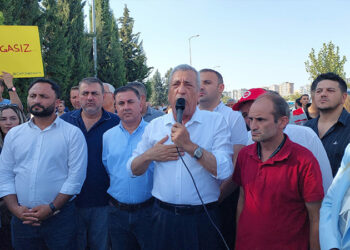 AKP'ye geçen Şehitkamil Belediye Başkanı Yılmaz protesto edildi: Siyasi hırsızlık yapmıştır!