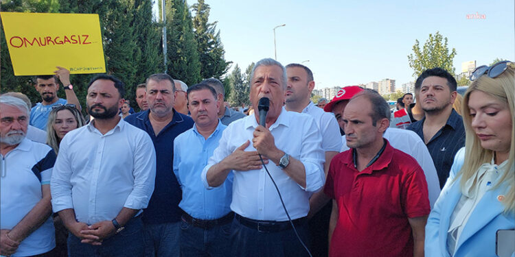 AKP'ye geçen Şehitkamil Belediye Başkanı Yılmaz protesto edildi: Siyasi hırsızlık yapmıştır!