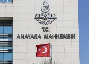 AYM'den, göreve iade edilen KHK'lı kamu görevlisinin "tazminat isteyemeyeceğine" ilişkin düzenlemeye iptal